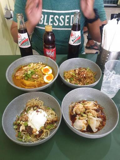 https://dgji3nicqfspr.cloudfront.net/SENEN/Restaurant/Kedai_Mie_Tjap_Chili_Salemba/Reviews/thumbnail/uploadsuploads-thumb_1715185569806.jpg