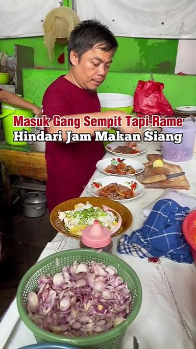 https://dgji3nicqfspr.cloudfront.net/SERPONG/Restaurant/Soto_Betawi_Bang_Jaro/Reviews/thumbnail/1NtLJZUAX58kLmKZotthjVr6-3Sez3eOw-0.jpg