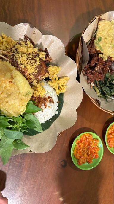 https://dgji3nicqfspr.cloudfront.net/SETIA_BUDI/Restaurant/Bebek_Goreng_Haji_Slamet__Satrio/Reviews/thumbnail/file-17D417E94A8DE601-thumb_1717023649098.jpg