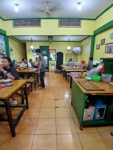 https://dgji3nicqfspr.cloudfront.net/SETIA_BUDI/Restaurant/Soto_Betawi_Haji_Husen/Reviews/thumbnail/IMG_Review_1717400151653_compressed9082694666202940005-17D56E56FB068A16-thumb_1717400153107.jpg