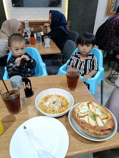 https://dgji3nicqfspr.cloudfront.net/SUKMAJAYA/Restaurant/Gotti_Pizza__Coffee_Sukmajaya/Reviews/thumbnail/file-17D264AADAE3DD24-thumb_1716545093561.jpg