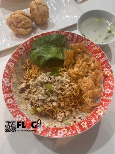 https://dgji3nicqfspr.cloudfront.net/TAMAN_SARI/Restaurant/Bakmie_Pau_Pau/Reviews/thumbnail/file_1713178236362.jpg