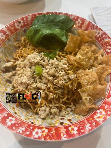 https://dgji3nicqfspr.cloudfront.net/TAMAN_SARI/Restaurant/Bakmie_Pau_Pau/Reviews/thumbnail/file_1713178253249.jpg