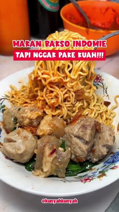 https://dgji3nicqfspr.cloudfront.net/TAMAN_SARI/Restaurant/Bakso_Markus/Reviews/thumbnail/1TsKGeYZssJcVnat7zCie8b60sq-sKjiH-0.jpg