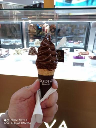 https://dgji3nicqfspr.cloudfront.net/TANAH_ABANG/Cafe/Godiva__Grand_Indonesia/Reviews/thumbnail/IMG_Review_1718346397648_compressed2632041458754057730-17D8CAF1DB811652-thumb_1718346398589.jpg