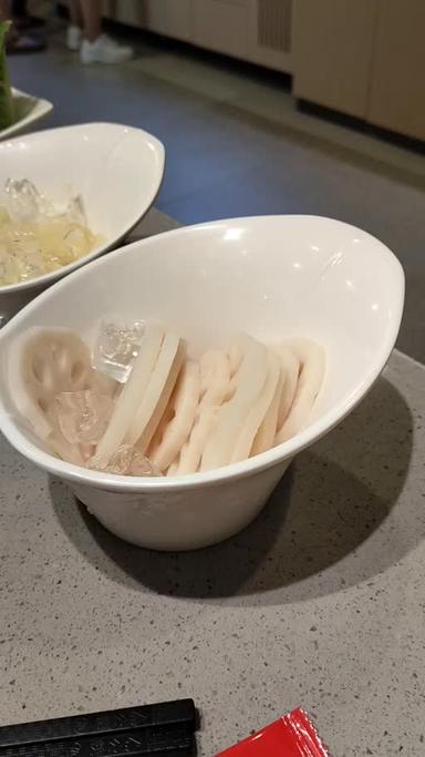 https://dgji3nicqfspr.cloudfront.net/TANAH_ABANG/Restaurant/Hai_Di_Lao_Huo_Guo__Haidilao_Hot_Pot__Grand_Indonesia/Reviews/22VID_Review_17146204146173622318970951712743_171462042077622_1714620422272.jpg