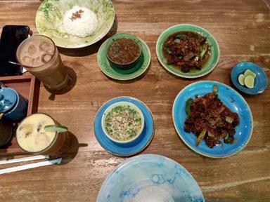 https://dgji3nicqfspr.cloudfront.net/TANAH_SEREAL/Restaurant/Soto_Rahayu_Mulia/Reviews/thumbnail/uploadsuploads-thumb_1714125844856.jpg