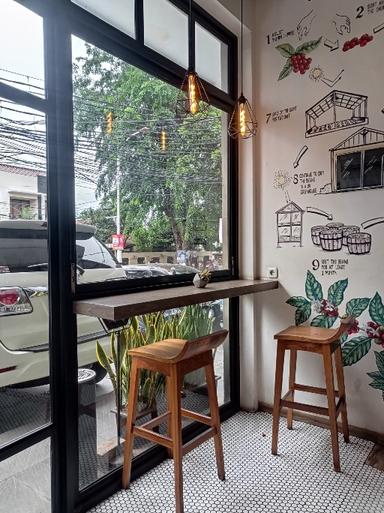 https://dgji3nicqfspr.cloudfront.net/TEBET/Cafe/Muyen_Coffee_And_Roastery__Tebet/Reviews/thumbnail/IMG_Review_1711796149922_compressed6354990315337679990_1711796151551.jpg