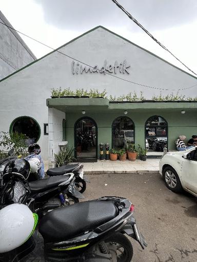 https://dgji3nicqfspr.cloudfront.net/TEBET/Coffee_Shop/Kopi_Lima_Detik__Tebet/Reviews/thumbnail/file_1713025341885.jpg