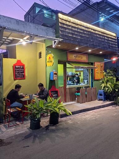 https://dgji3nicqfspr.cloudfront.net/TEBET/Restaurant/Warung_Mebo/Reviews/thumbnail/IMG_Review_1703998548432_compressed656137531409860228_1703998549844.jpg