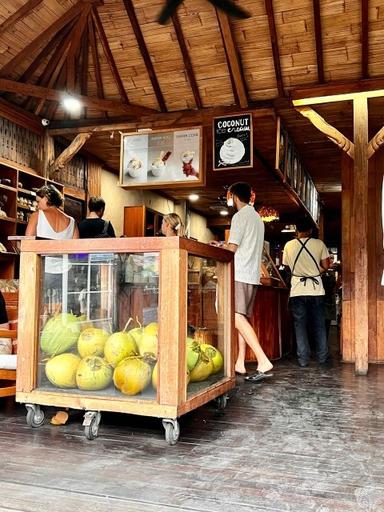 https://dgji3nicqfspr.cloudfront.net/UBUD/Restaurant/Tukies_Coconut_Shop/Reviews/thumbnail/IMG_Review_1713174552778_compressed6209227964953371908_1713174552975.jpg