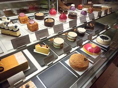 THE MANDARIN ORIENTAL CAKE SHOP