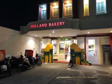 HOLLAND BAKERY - CIKINI