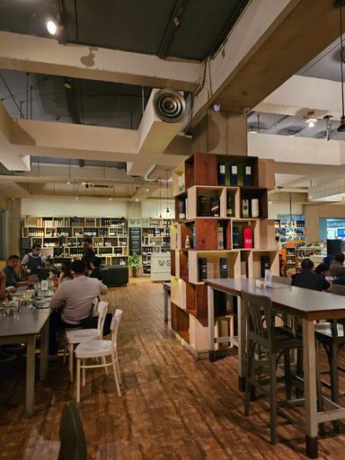 W&S BOTTLESHOP & EATERY - CILANDAK TOWN SQUARE