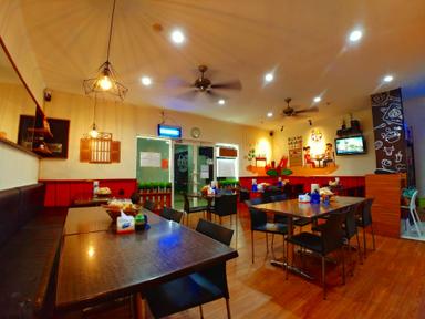 WARUNG POJOK (KAFE DAUN)