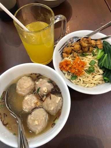 BAKSO LAPANGAN TEMBAK SENAYAN - BENYAMIN SUEB