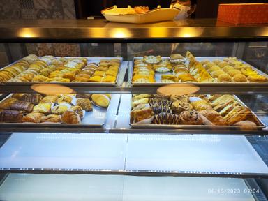 HOLLAND BAKERY - UNIT CIPUTAT