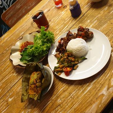 WARUNG NASI SUNDA E'CEU KOKOM