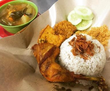 NASI UDUK LAPANGAN TENIS