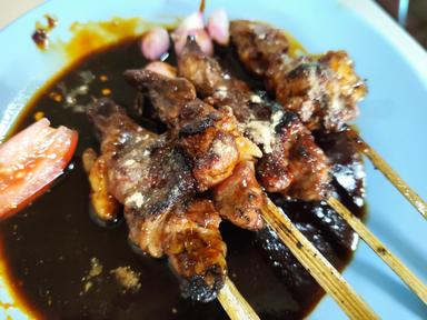 PONDOK SATE KAMBING MUDA PEJOMPONGAN BU LIS