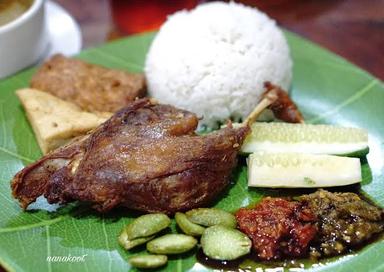 BEBEK AYAM BAKAR DAN GORENG SAMBAL IJO UJANG KUMISS