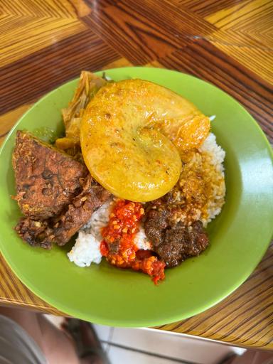 RUMAH MAKAN IBU KACA MATA MASAKAN PADANG