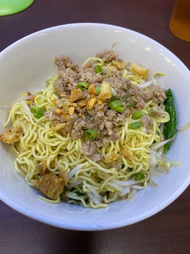 BAKMI BELITUNG BANDENGAN SELATAN