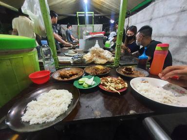 PECEL PENYET KUMIS