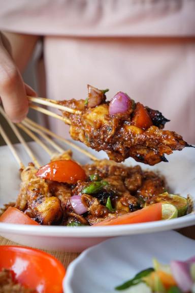 SOTO DAN SOP KHAS BETAWI BANG NAWI SUNTER