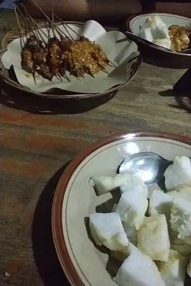 SATE AYAM PAK TINO AMBAL