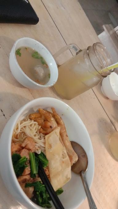 WARUNG GEROBAK MIE AYAM BAKSO