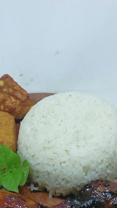 AYAM BAKAR RUANG RINDU, UJUNGGEDE,COMAL