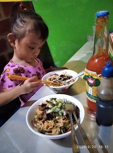 MIE AYAM BAKSO TIGA PUTRA GADING(PAK YANTO)