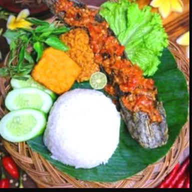 AYAM TALIWANG & PENYET GANDAPURA