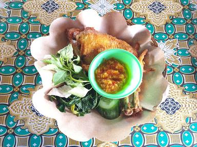 AYAM GORENG KAMPUNG BU TITIK