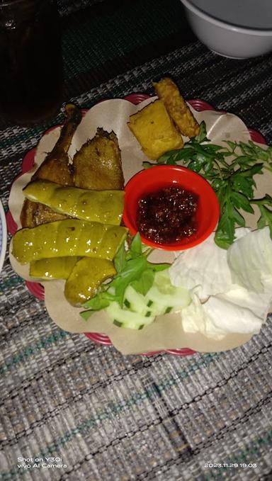 WARUNG AYAM GORENG & BEBEK GORENG. MBAK YULIE