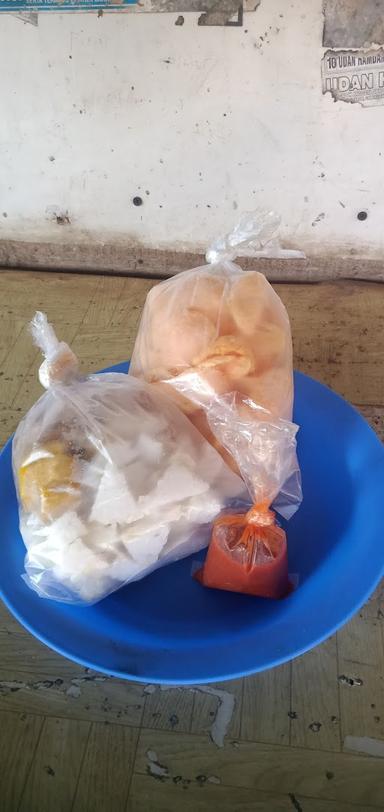 KUPAT TAHU DAN LONTONG KARI KANINEUNG ARJASARI