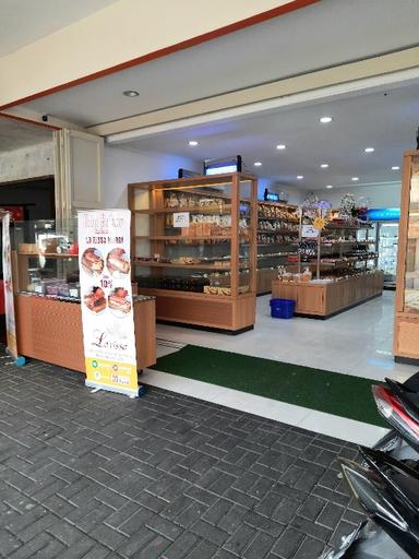 LARISSA CAKE BAKERY & KUE BASAH