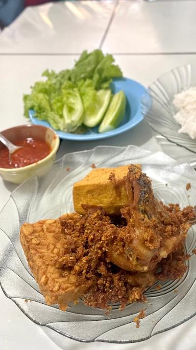 AYAM GORENG KURNIA