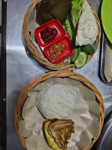 KEDAI CEU ENDOG ANEKA AYAM GORENG DAN PEPES