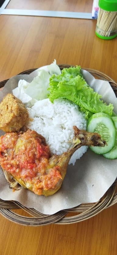 AYAM PENYET BU IDAH