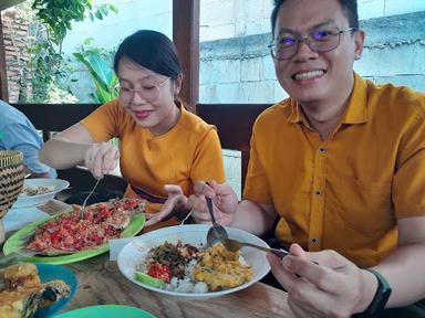 RUMAH MAKAN SAUNG BETAWI BEDA RASA