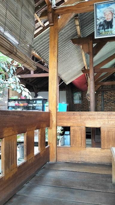 RUMAH MAKAN SAUNG BETAWI BEDA RASA