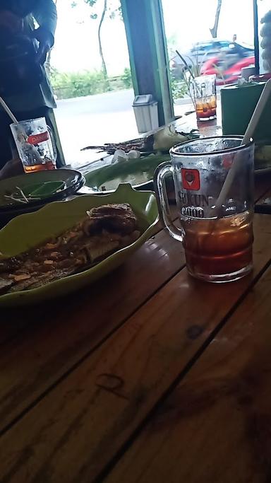 IKAN BAKAR DEN AYU CEMPLUK