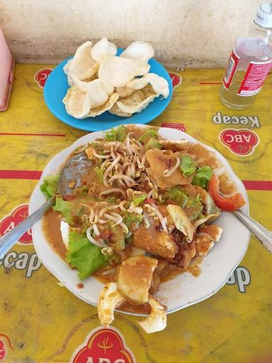 ES KELAPA MUDA DAN GADO-GADO SIRAM PAK KUMIS