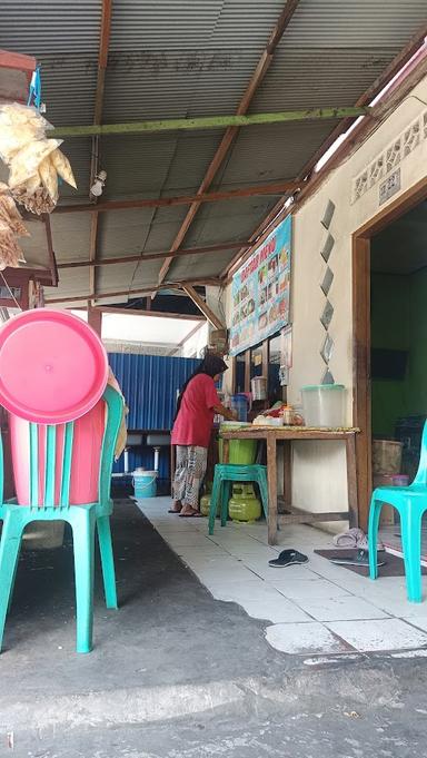 WARUNG SOTO RAWON DAN LALAPAN GUNUNG EMPAT