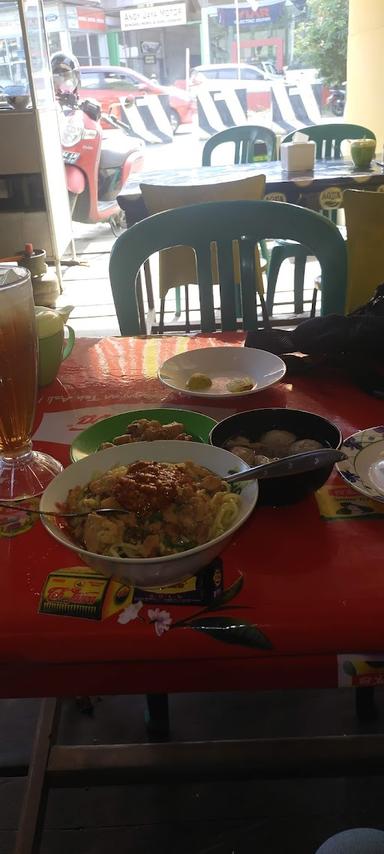 MIE AYAM & BAKSO SOLO AGUS (BALIKPAPAN)