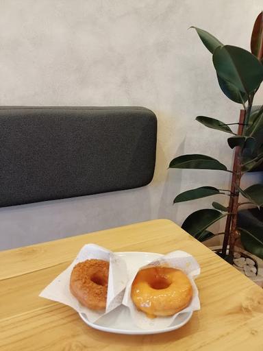 GOFFEE DOUGHNUTS & COFFEE