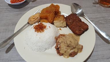 GUDEG BU TJITRO