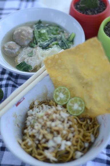 MIE AYAM BASO TONGKENG